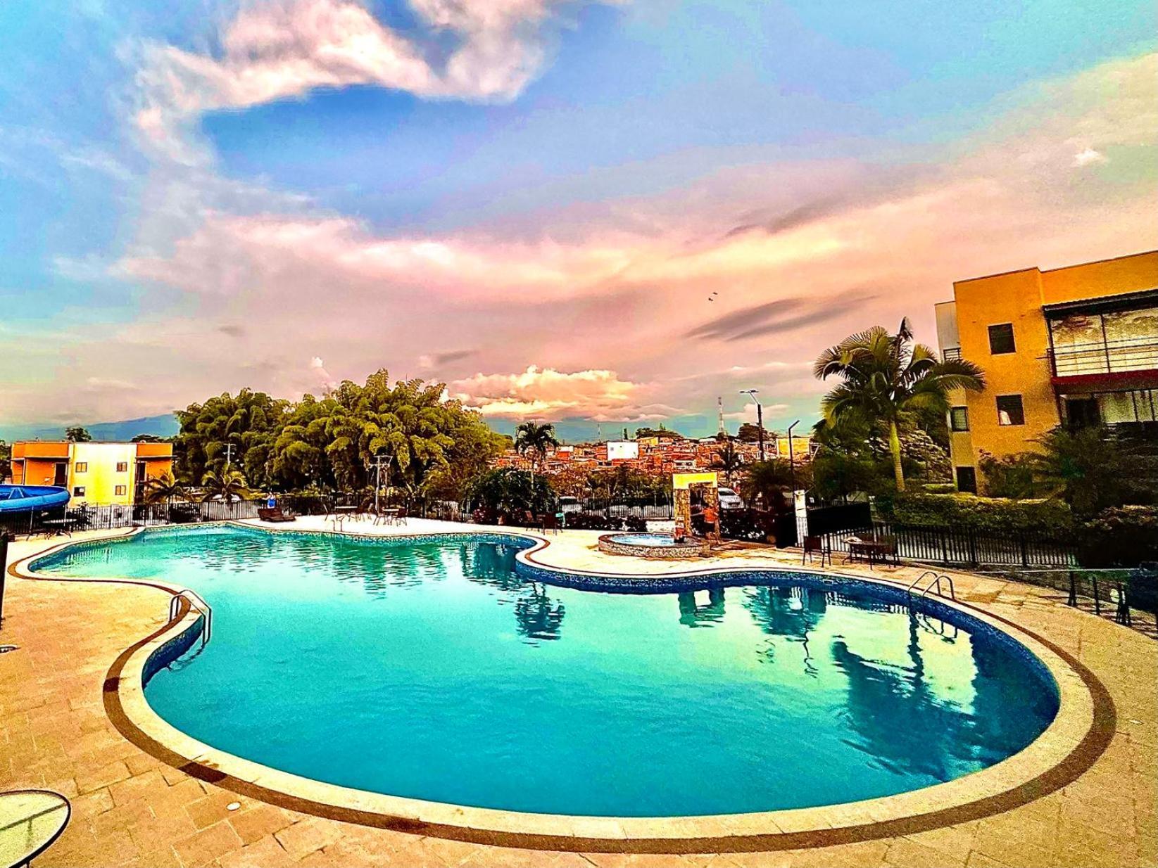 Apartamento Privado Vacacional A 5M Del Aeropuerto, 20 Minutos Del Parque Del Cafe Y Centro De Armenia Con 4 Piscinas, 3 Jacuzzi, Sauna By Molca Xperiences 2H Dış mekan fotoğraf