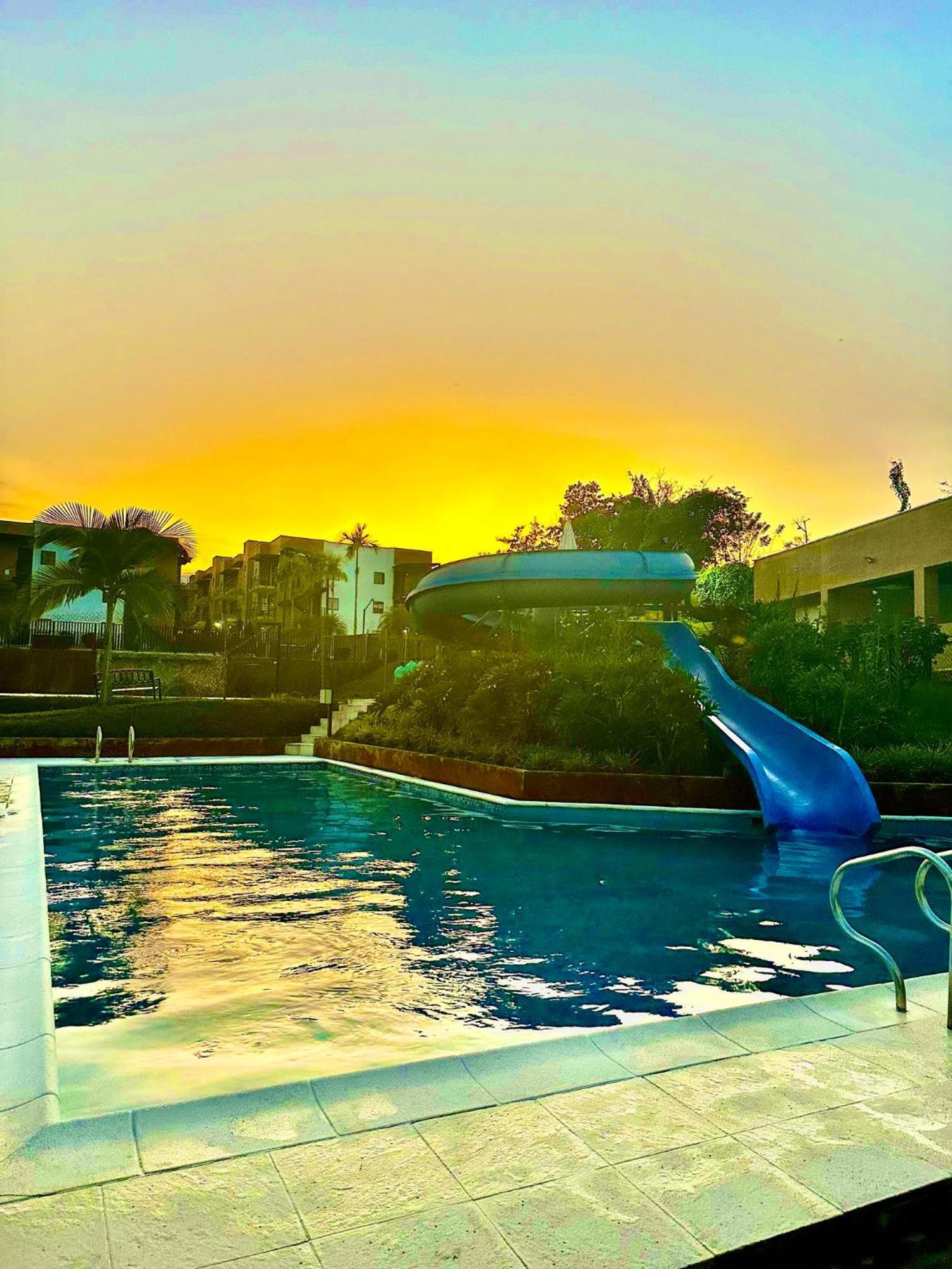 Apartamento Privado Vacacional A 5M Del Aeropuerto, 20 Minutos Del Parque Del Cafe Y Centro De Armenia Con 4 Piscinas, 3 Jacuzzi, Sauna By Molca Xperiences 2H Dış mekan fotoğraf